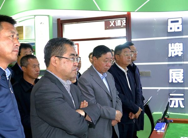 自治区政协党组副书记、副主席符太增深入兴安盟调研脱贫攻坚工作