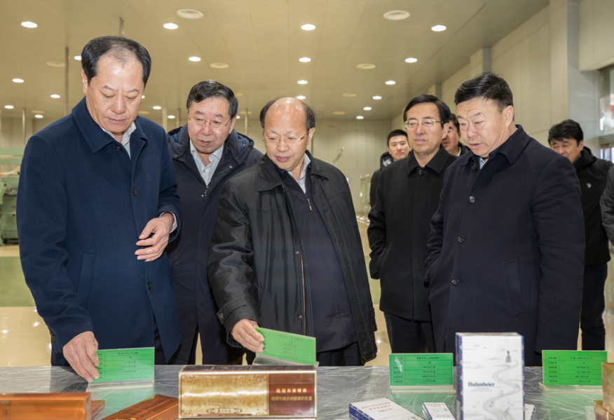 2月14日自治区政协党组书记、主席李秀领到兴安盟政协机关走访慰问